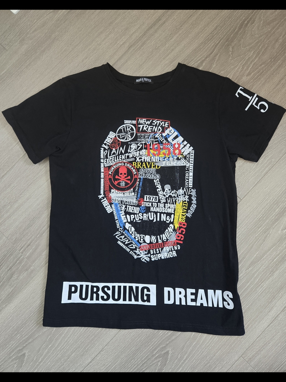 Pursuing Dreams Black Short-Sleeve Graphic Tee